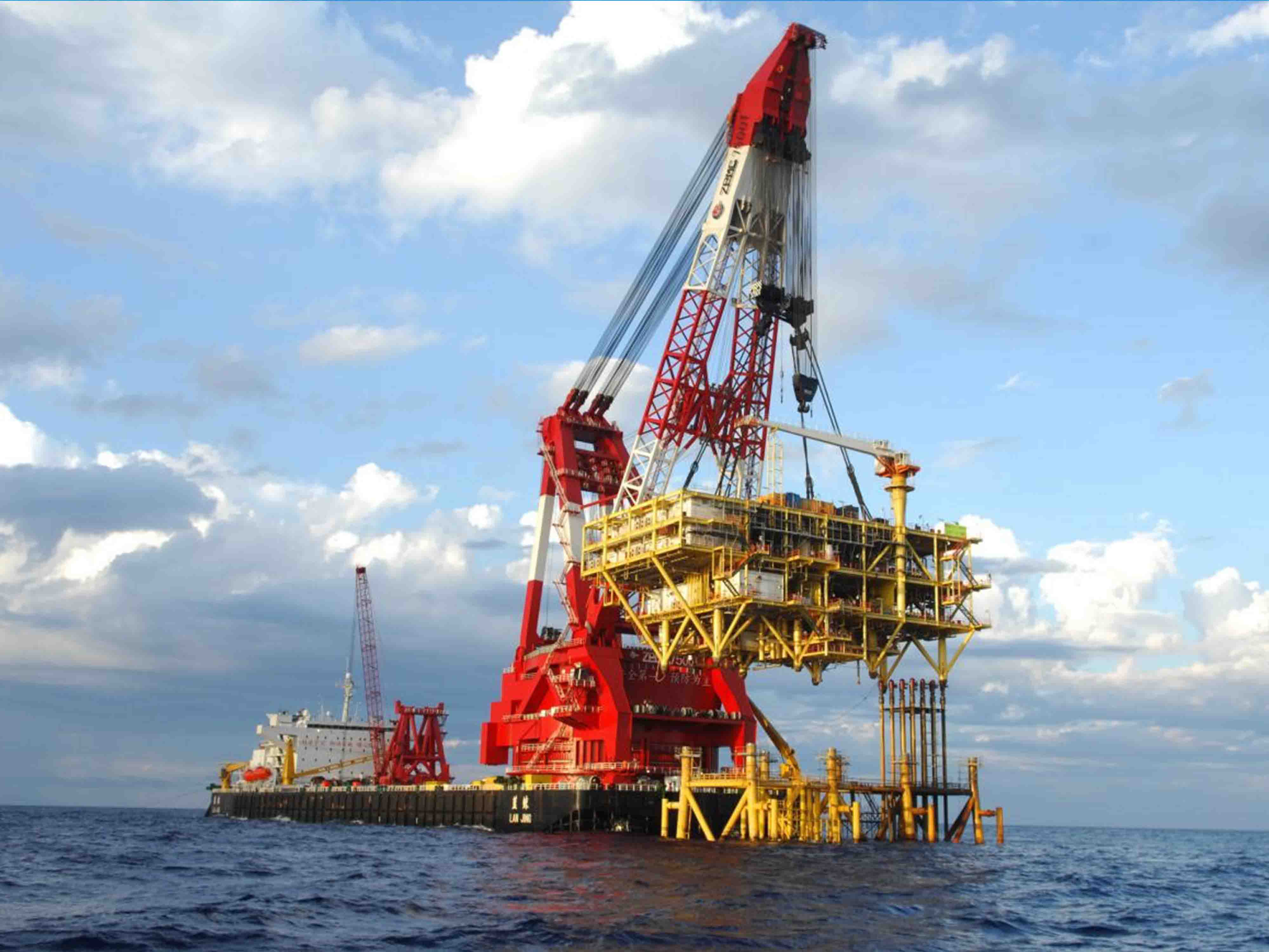 7500吨全回转起重船“蓝鲸”号